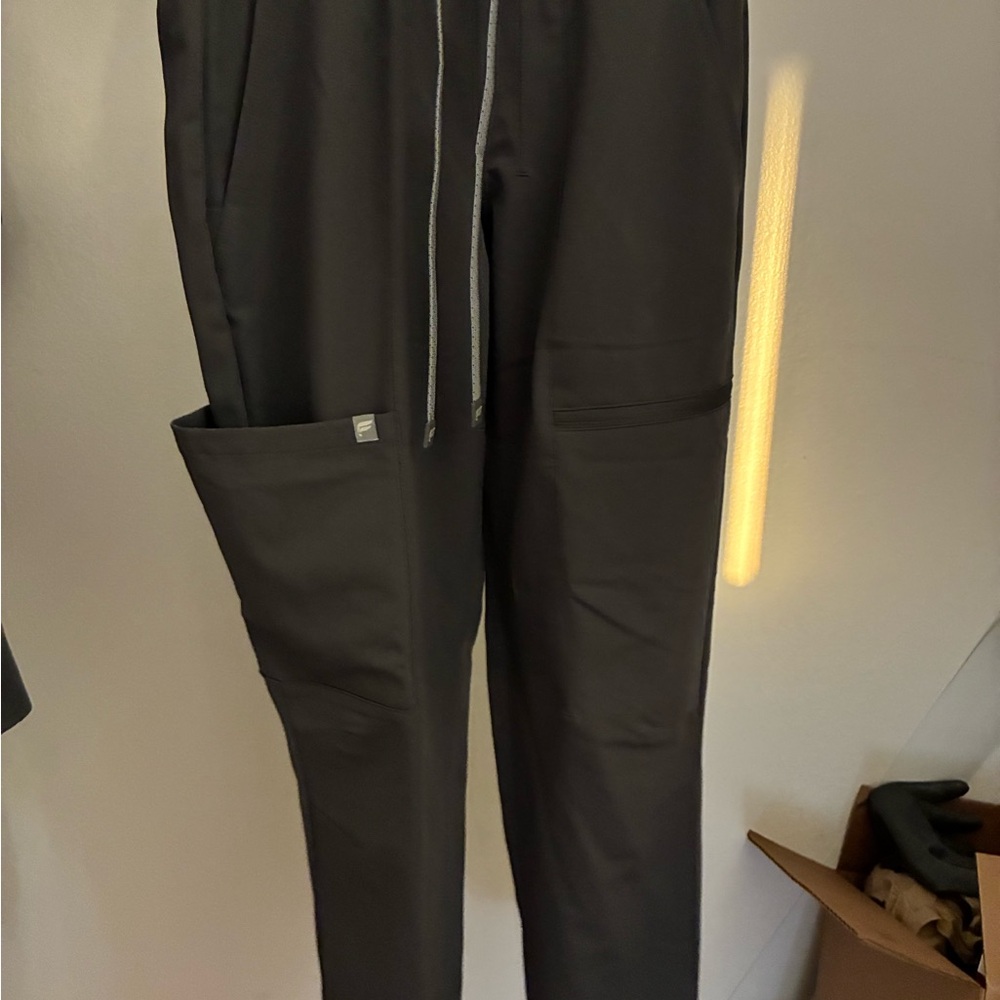 Fabletics Scrubs - Picture 3 of 7